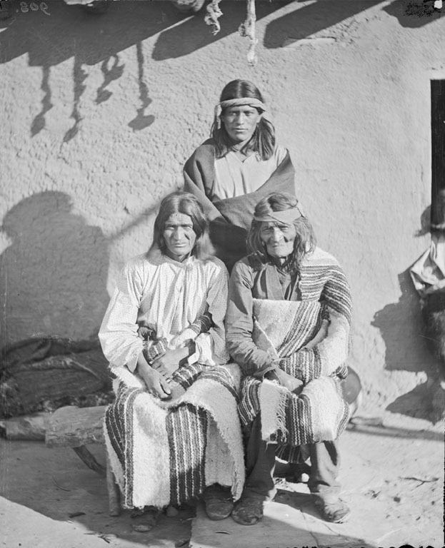 What type of clothing did the Zuni Tribe wear?
